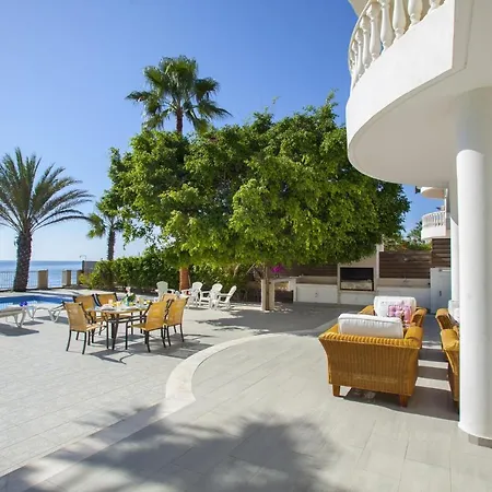 Βίλα Imagine Your Family Renting This Luxury Beachfront Villa, Larnaca 1399 Περβόλια