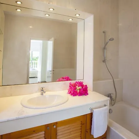 Βίλα Imagine Your Family Renting This Luxury Beachfront Villa, Larnaca 1399 *