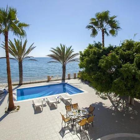 Βίλα Imagine Your Family Renting This Luxury Beachfront Villa, Larnaca 1399 *