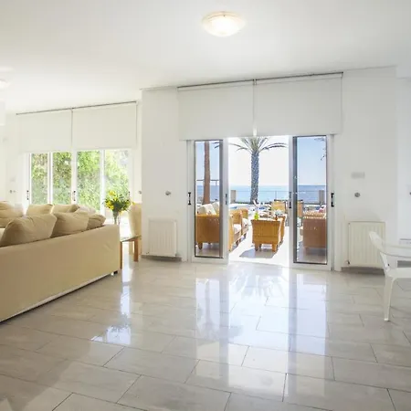 Βίλα Imagine Your Family Renting This Luxury Beachfront Villa, Larnaca 1399 *